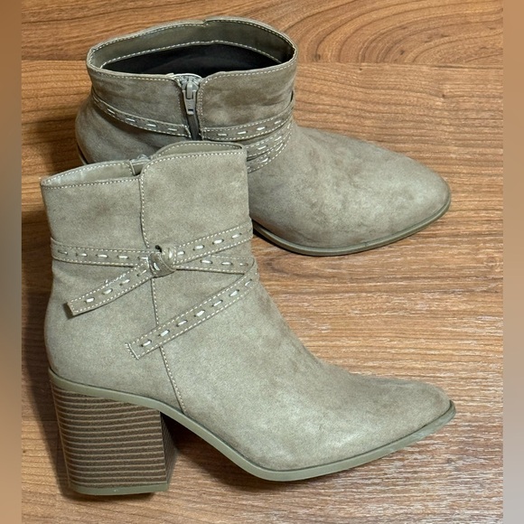 Waverly Shoes - Women's Suede Ankle Boots in Taupe Size 11